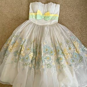 Vintage 1950s floral Tea dress. Fits a size 4 in dresses.